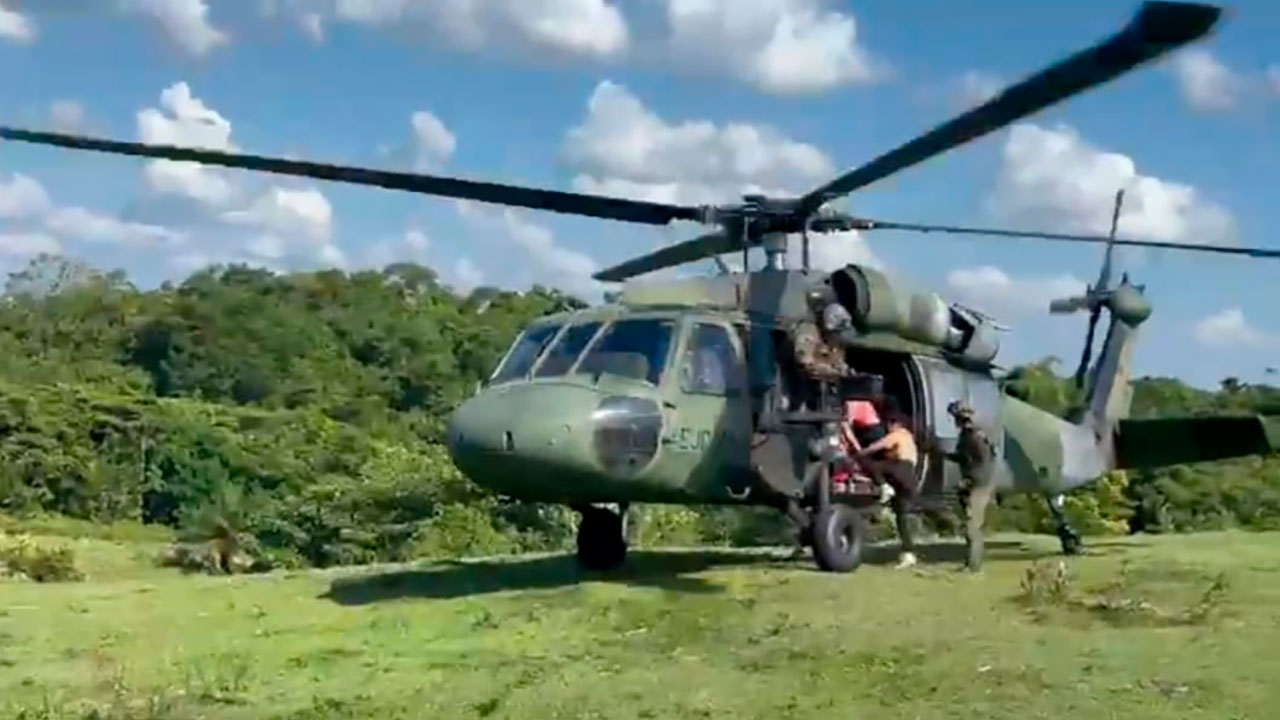 La crisis humanitaria en el Catatumbo generada por los enfrentamientos entre el ELN y las disidencias de las FARC ha generado el desplazamiento de miles de personas. El Ejército Nacional ha apoyado su evacuación - Foto: Ejército Nacional