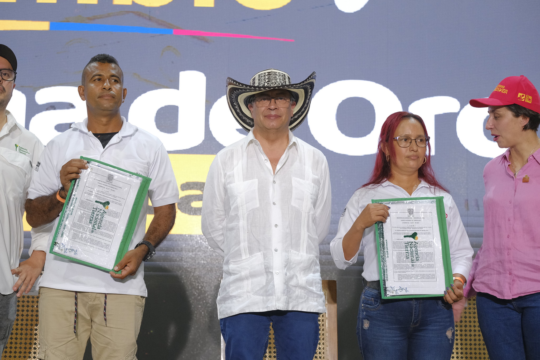 La entrega de estos predios se realizó en el marco de la jornada 'Cumpliendo el Cambio', un evento de rendición de cuentas del Gobierno del presidente Petro, quien destacó el desarrollo de la Reforma Agraria en Córdoba y reconoció los derechos de las y los campesinos cordobeses, porque ahora son dueños legítimos de sus predios - Foto: Presidencia