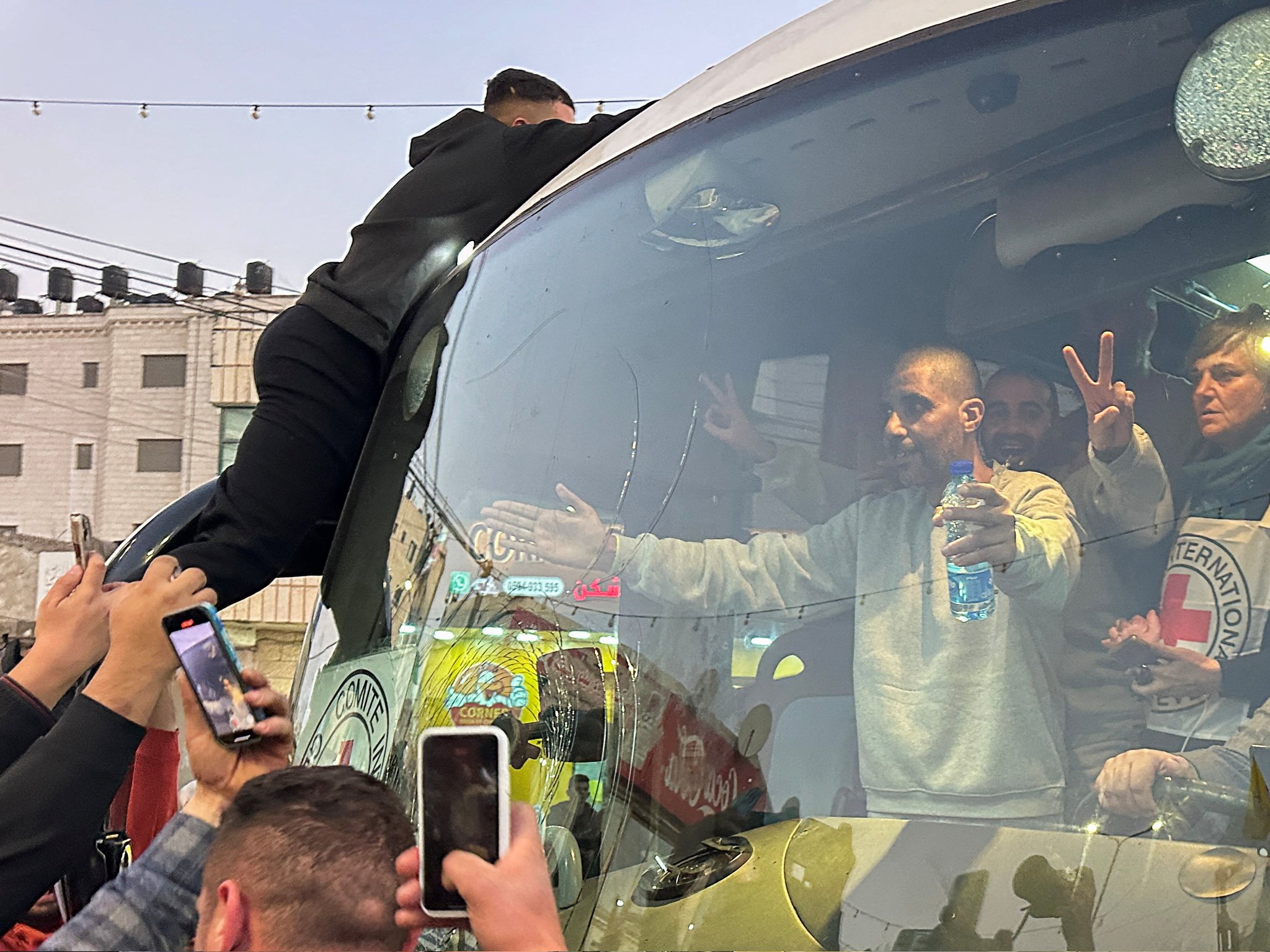 110 prisioneros palestinos fueron liberados en Ramala, Cisjordania Yan Yunis en Gaza como intercambio por rehenes israelíes - Foto: Rukiga FM