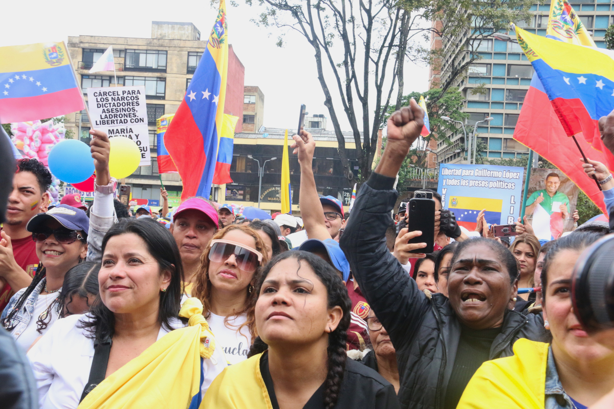 Cientos de personas se reunieron en el parque de Lourdes para manfiestarse en contra de Nicolás Maduro y mostrar su apoyo a Edmundo González, a quien consideran su presidente legítimo - Foto: Ronald Cano