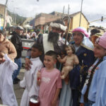 Los reyes, la Virgen María, el rey Herodes y el Diablo se pasearon por las calles para compartir fotografías con las y los visitantes - Foto: Paula D'Pablos