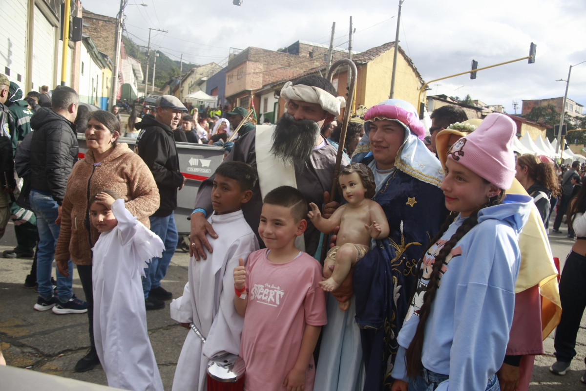 Los reyes, la Virgen María, el rey Herodes y el Diablo se pasearon por las calles para compartir fotografías con las y los visitantes - Foto: Paula D'Pablos