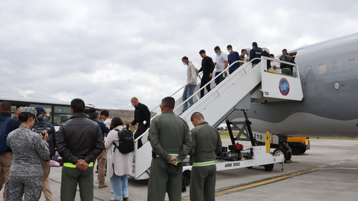 La llegada de Donald Trump al poder amenaza con aumentar las deportaciones que ya venian en aumento desde gobierno demócratas como el de Obama o Biden - Foto: Cancilleria