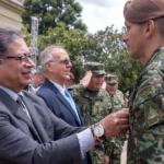 El Gral. Pedro Sánchez fue condecorado por el presidente Gustavo Petro tras la Operación Esperanza - Foto: Presidencia