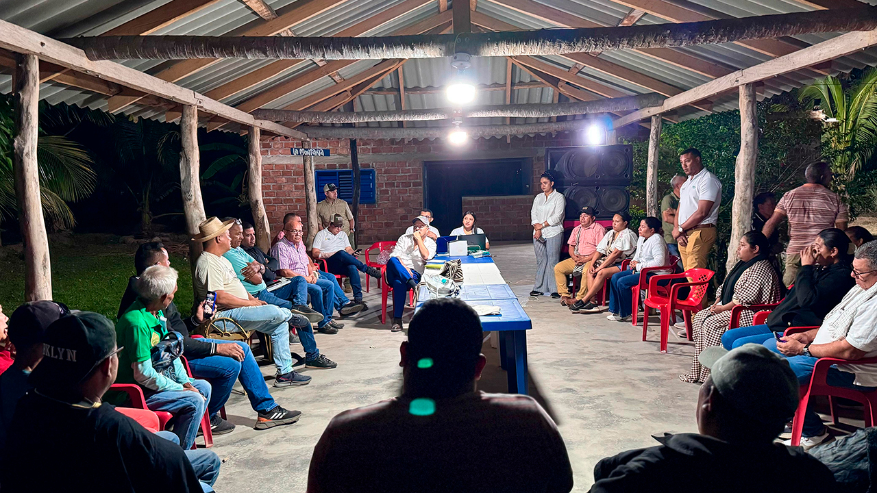 A las 2 de la madrugada de este miércoles se inició el diálogo, en cabeza de la Agencia Nacional de Tierras, con las organizaciones sociales, en el corregimiento de Cañaverales (San Juan del Cesar, La Guajira), para dar fin a los bloqueos en el departamento - Foto: ANT