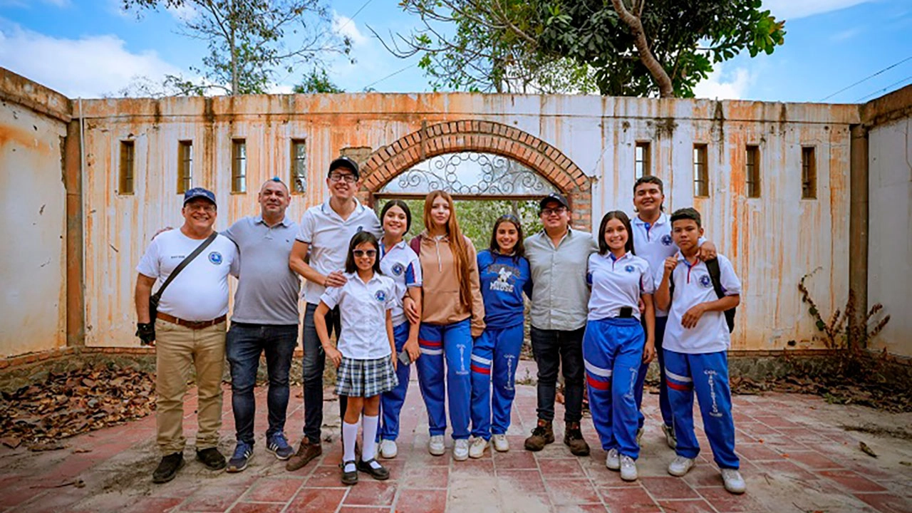 El titular de la cartera Educativa destacó que ya fueron priorizados 55 colegios públicos, en los que se incluyen 19 que atienden población del pueblo Barí - Foto: Ministerio de Educación