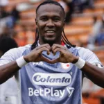 Tras la frustracción con los penales en la Copa Libertadores, Hugo Rodallega se reportó con cuatro goles en la goleada 7-1 de Santa Fe a Envigado - Foto: Facebook/Independiente Santa Fe