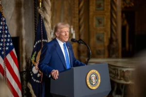 En su conferencia de prensa desde Mar-A-Lago y en su red social Truth Social, Trump criticó a Zelenski, aunque indicó que "le caía bien" - Foto: Gobierno de los Estados Unidos