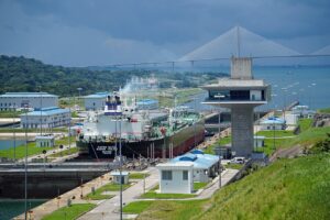 La ACP ha señalado que otorgar trato preferencial a los buques estadounidenses podría sentar un precedente que otros países podrían impugnar, comprometiendo la neutralidad y equidad que caracterizan la operación del canal - Foto: Mario Durán