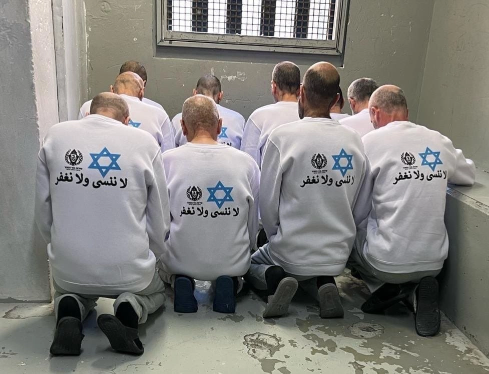 Los prisioneros palestinos antes de ser liberados fueron vestidos con ropas con la estrella de David y un mensaje en árabe que dice: "No olvidaremos ni perdonaremos" - Foto: Redes Sociales