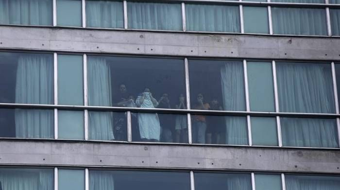 Para el caso de Panamá, algunos de los migrantes fueron alojados en el hotel Decápolis en Ciudad de Panamá para luego ser trasladados a un albergue en el Darién. A través de las ventanas, los migrantes pidieron ayuda a la ciudadanía - Foto:X/@elsiglodigital