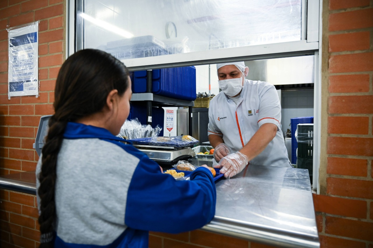 En el transcurso del 2025 se abrirán 18 nuevos comedores escolares, lo que representa un aumento de más de 28.000 raciones de comida caliente - Foto: Secretaría de Educación