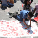 Desde 2002 se viene conmemorando el "día de las manos rojas" para exigir que los distintos actores armados legales e ilegales dejen de reclutar menores de edad - Foto: Ronald Cano