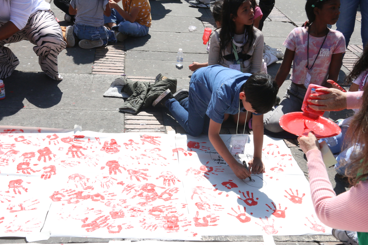 Desde 2002 se viene conmemorando el "día de las manos rojas" para exigir que los distintos actores armados legales e ilegales dejen de reclutar menores de edad - Foto: Ronald Cano