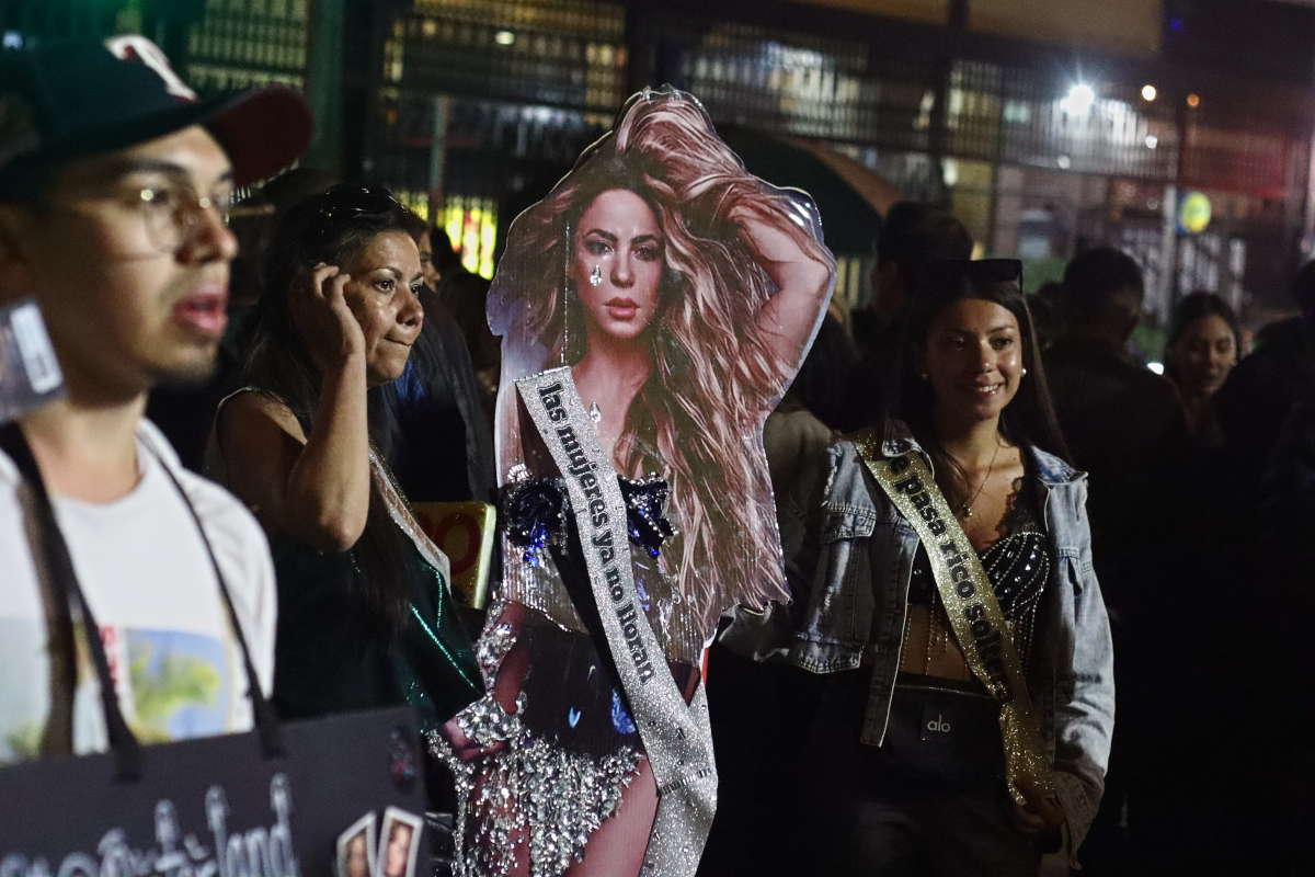 Ante el rechazo, el expresidente protesta vehementemente mientras su abogado interrumpe los procedimientos. Shakira, por su parte, continúa fortaleciendo su conexión con el público - Foto: Archivo/Ronald Cano