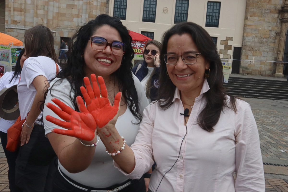 La actividad principal se desarrolló en la plaza de Bolívar a las 12 del mediodía con el lema de "el 12 a las 12", donde confluyeron entidades distritales y nacionales para llamar la atención de la ciudadanía sobre el reclutamiento forzado de niñas, niños y adolescentes - Foto: Ronald Cano