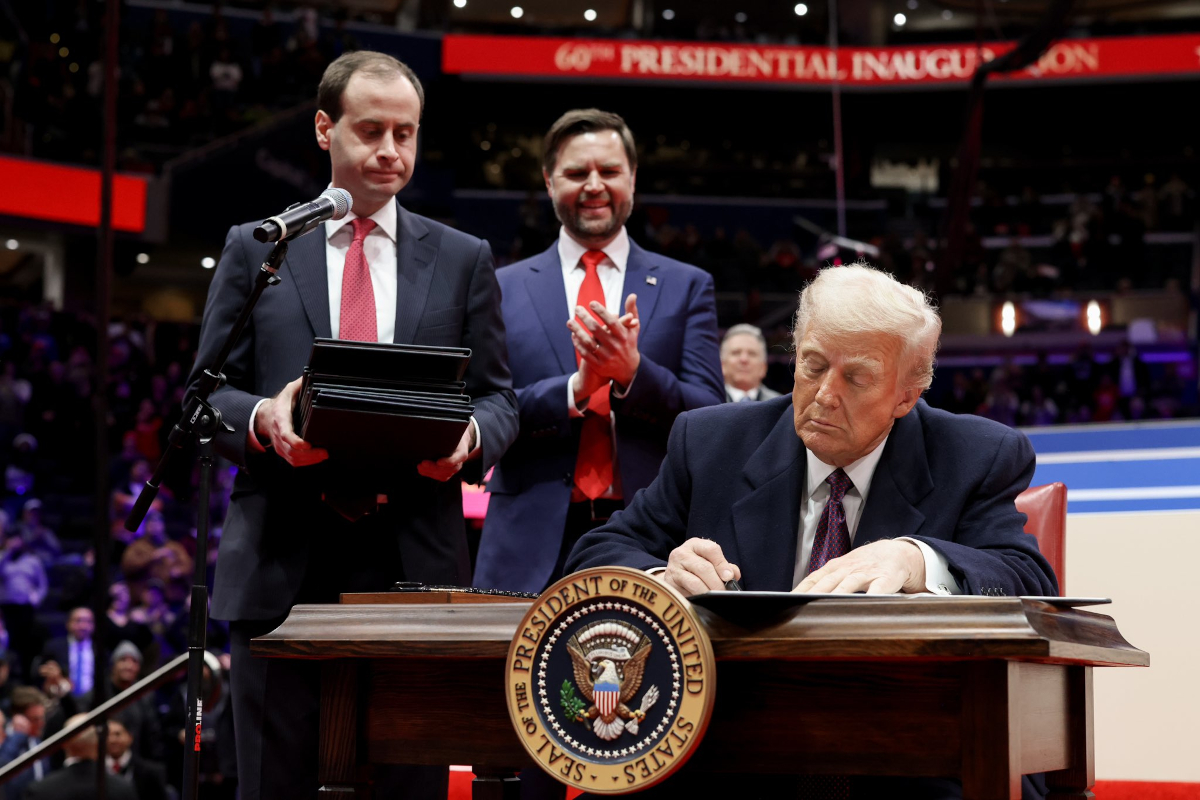 Desde su posesión Donald Trump viene firmando órdenes ejecutivas cuyo principal objetivo son derogar temas relacionados con la migración, género, origen étnico o lo que Trump denomina "woke" - Foto: Ronald Cano