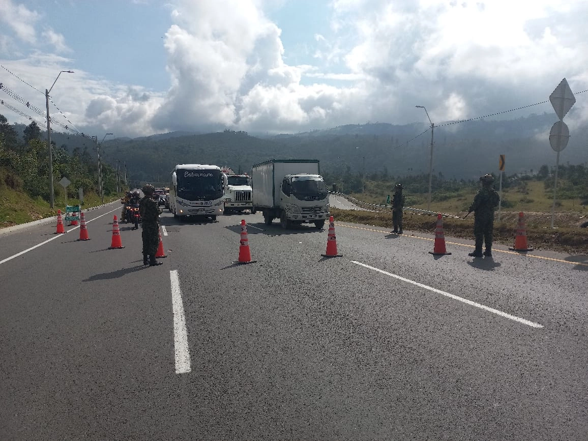 El ejercicio se realiza en el marco del nuevo Modelo del Servicio de Policía Orientado a las Personas y los Territorios. La operación fue un trabajo articulado entre la Policía Metropolitana de Bogotá, el Ejército Nacional y las autoridades distritales - Foto: Ejército Nacional