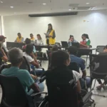 En Barrancabermeja, la jornada se desarrolló en dos horarios para facilitar la entrega, brindando un espacio psicosocial donde los sobrevivientes pudieron socializar la estrategia de inversión adecuada de los recursos - Foto: Unidad para las Víctimas