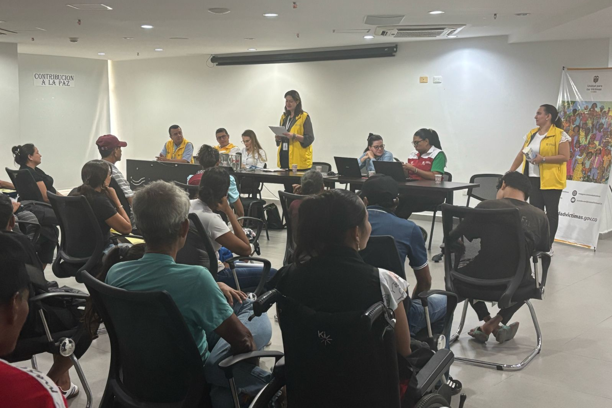 En Barrancabermeja, la jornada se desarrolló en dos horarios para facilitar la entrega, brindando un espacio psicosocial donde los sobrevivientes pudieron socializar la estrategia de inversión adecuada de los recursos - Foto: Unidad para las Víctimas