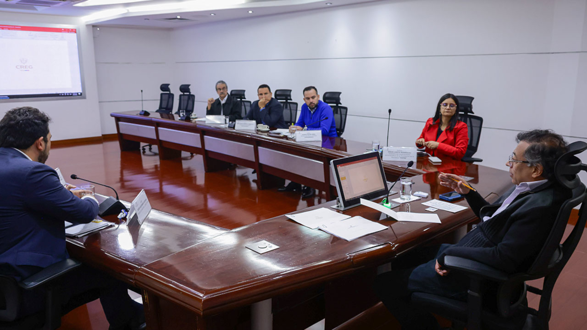 Durante la reunión, los comisionados de la CREG le expusieron al ministro su preocupación por el avance de la agenda regulatoria y la necesidad de optimizar el manejo del fondo de gas - Foto: Joel González/Presidencia