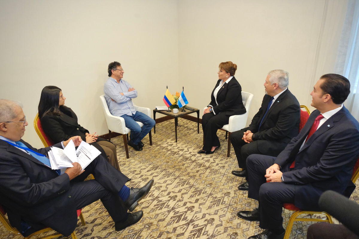 Durante la reunión, los mandatarios confirmaron que el traspaso de la Presidencia Pro Tempore de la Comunidad de Estados Latinoamericanos y Caribeños (CELAC) de Honduras a Colombia se llevará a cabo el próximo 9 de abril en Honduras - Foto: Presidencia