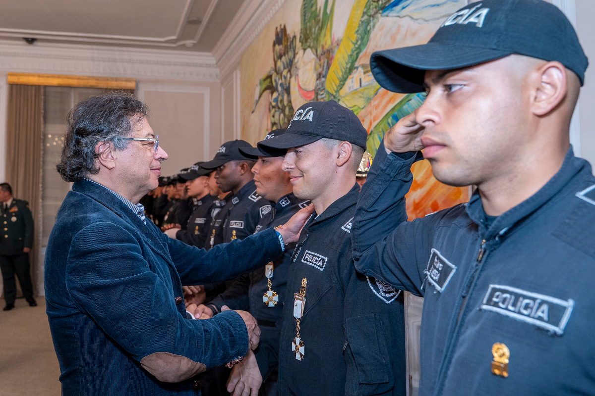 El grupo de policías y el oficial del Ejército fueron retenidos por la comunidad durante más de 24 horas - Foto: César Carrión/Presidencia