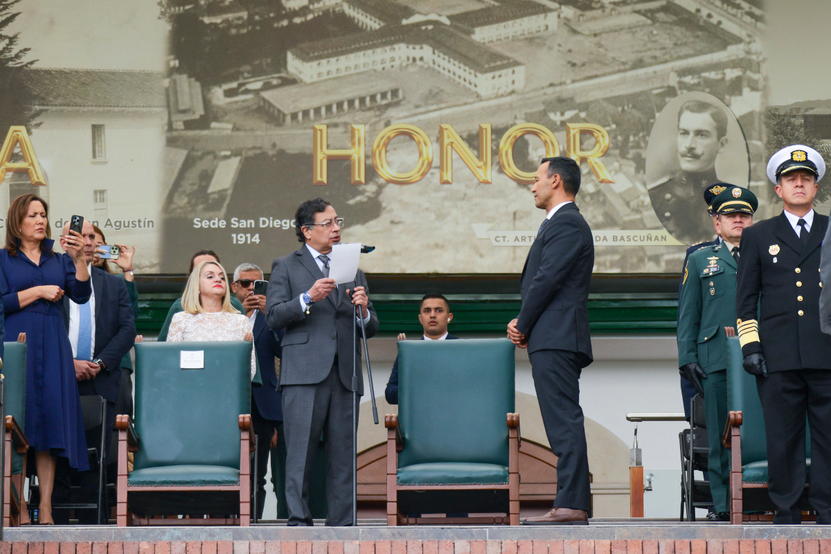 El ministro Sánchez Suárez, oficial retirado de la Fuerza Aeroespacial Colombiana, sirvió durante 35 años alcanzando el grado de mayor general - Foto: Joel González/Presidencia