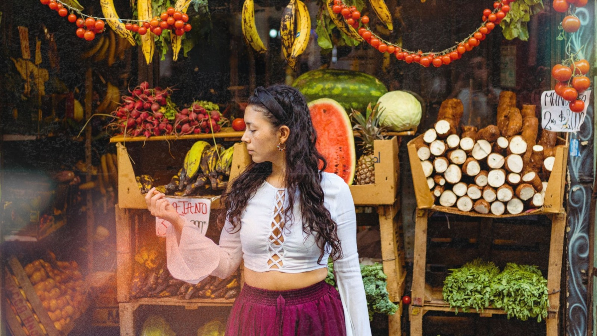 Ana Botero es una cantautora colombiana radicada en Buenos Aires, Argentina. Su música está marcada por su camino espiritual y las diversas culturas que ha explorado en los países donde ha vivido. Fusiona ritmos folclóricos latinoamericanos con sonoridades del pop, folk y mantras - Foto: Ana Botero