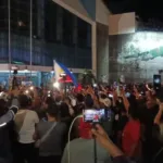 Seguidores de Duterte protestaron en la Base Aérea de Villamor antes que fuera enviado a Países Bajos - Foto: Senator Bong Go