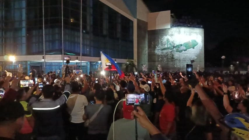 Seguidores de Duterte protestaron en la Base Aérea de Villamor antes que fuera enviado a Países Bajos - Foto: Senator Bong Go