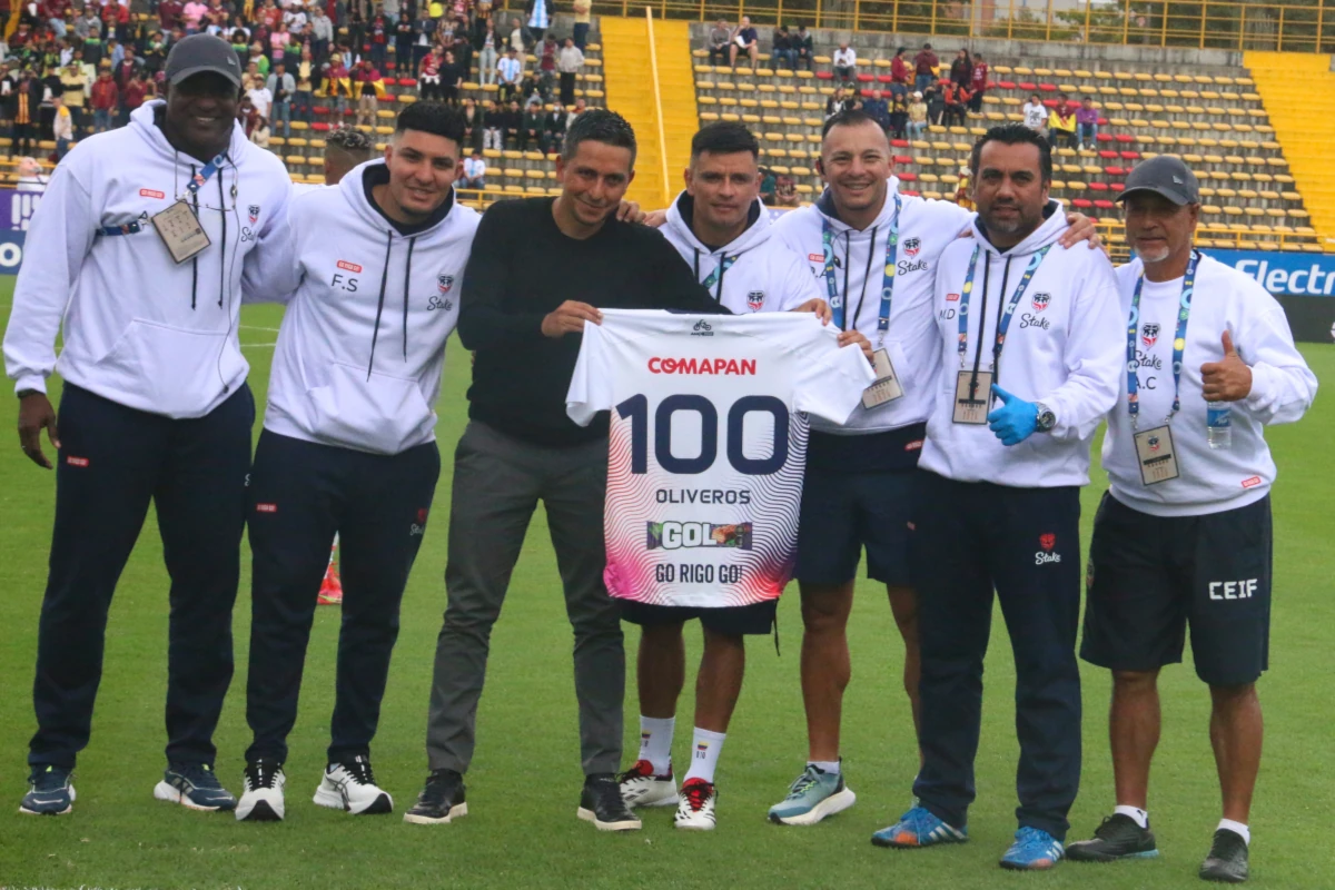 El técnico bogotano, Sebastián Oliveros fue homenajeado por completar cien partidos dirigiendo a Fortaleza CEIF - Foto: Ronald Cano