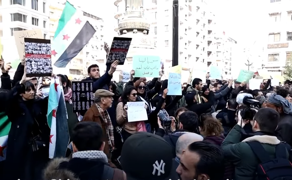 En Damasco, se desarrollan protestas por la matanza de civiles alawitas en medio de los enfrentamientos entre remanentes que apoyan a Al Assad y fuerzas del gobierno interino sirio - Foto: Redes Sociales