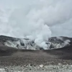 Ante retadoras condiciones climáticas, los funcionarios evidenciaron la intensa actividad volcánica, que consiste en fumarolas, emisiones de gases y vapores con mayor presión y volumen. El volcán Puracé permanece en estado de alerta amarilla - Foto: UNGRD