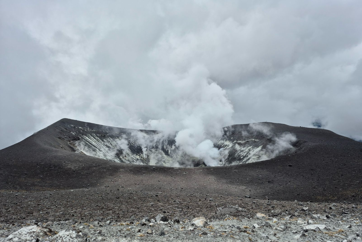 Ante retadoras condiciones climáticas, los funcionarios evidenciaron la intensa actividad volcánica, que consiste en fumarolas, emisiones de gases y vapores con mayor presión y volumen. El volcán Puracé permanece en estado de alerta amarilla - Foto: UNGRD