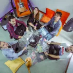 En 'Neo Retro' la banda explora un sonido que fusiona el rock clásico de los años 70 con influencias del indie y el sonido alternativo de los 90. La composición se acerca más a un rock de estructura clásica, donde se da protagonismo a los instrumentos, con solos de guitarra y líneas de bajo bien definidas - Foto: NEO