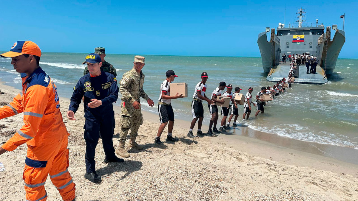 a travesía para entre​gar asistencia humanitaria a la comunidad wayuu terminó a 500 kilómetros de Uribia, en la alta Guajira - Foto: Armada Nacional