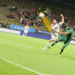 Con el ténico Jhon Bodmer desde la tribuna, pero sin un notorio cambio en su planteamiento, Equidad empató sin goles frente a Deportivo Independiente Medellín en Techo - Foto: Ronald Cano