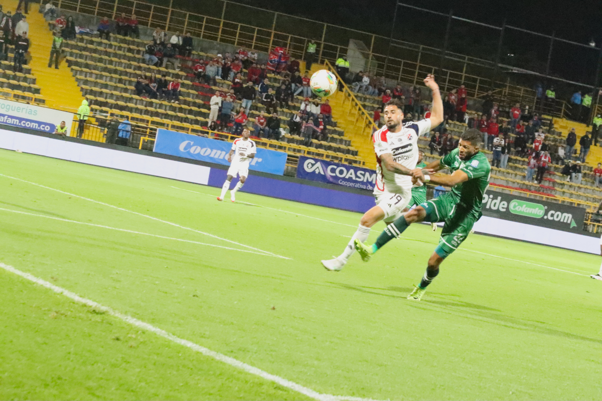 Con el ténico Jhon Bodmer desde la tribuna, pero sin un notorio cambio en su planteamiento, Equidad empató sin goles frente a Deportivo Independiente Medellín en Techo - Foto: Ronald Cano