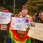 Uno de los casos más emblemáticos de esta violencia es el asesinato de Sara Millerey, una mujer trans de 32 años, ocurrido en abril de 2025 en Bello, Antioquia. Sara fue brutalmente golpeada y arrojada a una quebrada, donde falleció al día siguiente. Este crimen, que fue grabado y difundido en redes sociales, generó indignación nacional y puso en evidencia la vulnerabilidad de las mujeres trans en Colombia - Foto: Paula D'Pablos