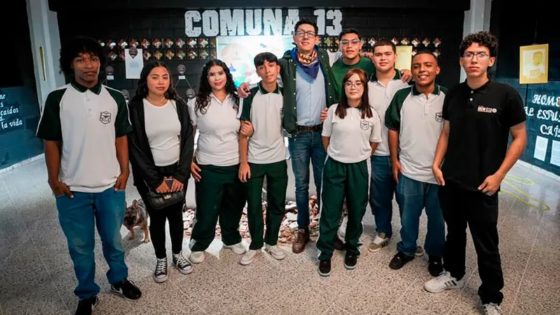 Durante el recorrido por la institución, el ministro reconoció oficialmente la labor del Museo Escolar de la Memoria (MEMC13) y expresó que “si unos gritan odio, nosotros decimos amor" - Foto: Ministerio de Educación