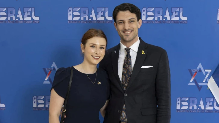 Yaron Lischinsky, de 30 años, y Sarah Milgrim, de 26, eran una pareja que trabajaba en la embajada y estaban a punto de comprometerse. Ambos asistían a un evento organizado por el Comité Judío Americano cuando fueron atacados al salir del museo - Foto: Embajada de Israel en Washington