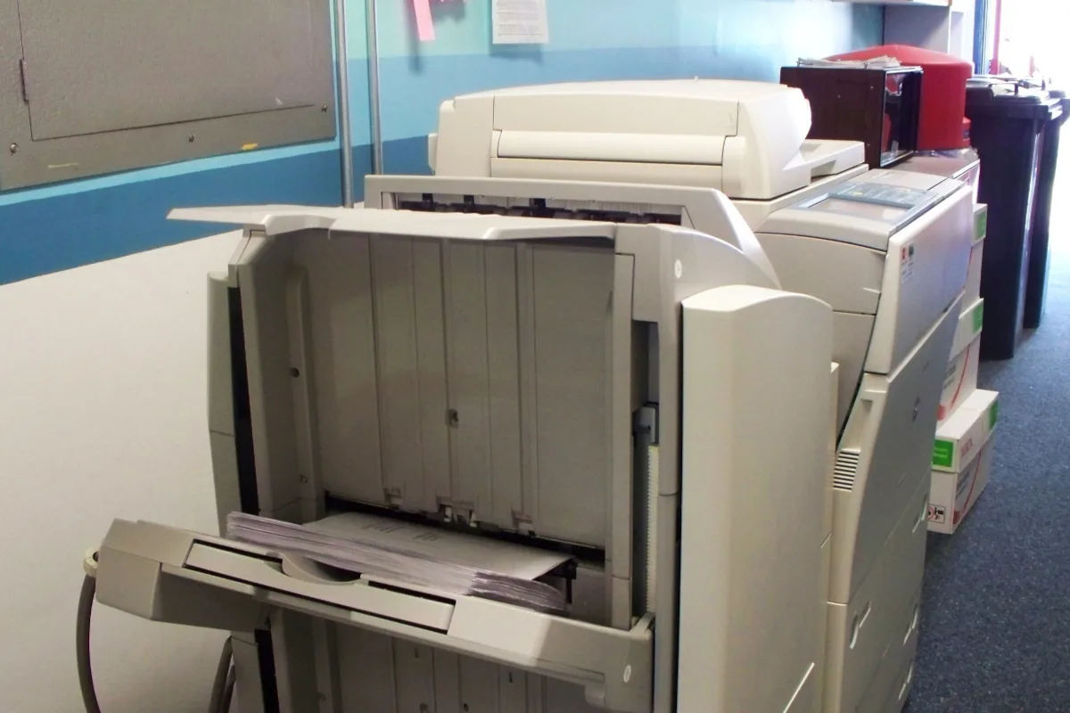 El MinCIT adoptó la medida mediante la Resolución 112 del 12 de mayo de 2025, en la que dispone “la terminación de la investigación abierta mediante la Resolución 205 del 16 de julio de 2024 a las importaciones de papel fotocopia, originarias de Brasil" - Foto: Dennis Hurd