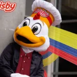 La marca Frisby, fundada en Pereira en 1977 por Alfredo Hoyos y Liliana Restrepo, se ha consolidado como una de las más queridas del país, no solo por su producto, sino por su compromiso social, su innovación en sostenibilidad y su impacto en la cultura popular - Foto: Facebook Frisby