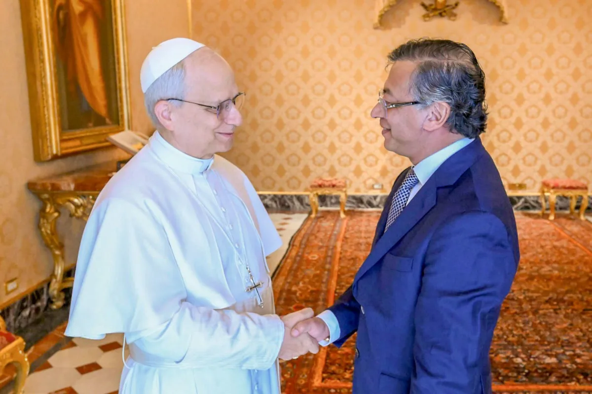 El presidente Petro también abordó el tema de la paz, y le expresó al Papa su preocupación por el accionar de la guerrilla del ELN, indicando que “se le olvidó su sentido revolucionario y asesinan campesinos en Colombia"- Foto: Prensa Vaticano