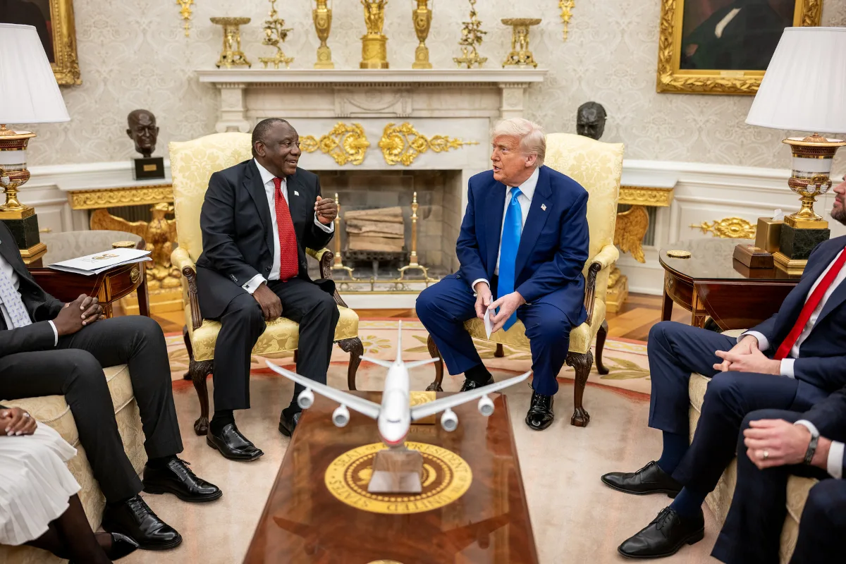 En respuesta a las acciones de Trump, Ramaphosa ha reiterado el compromiso de Sudáfrica con los principios democráticos y la justicia social, instando a la comunidad internacional a no dejarse influenciar por narrativas infundadas que buscan dividir y polarizar - Foto: Casa Blanca