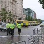 La Policía de Merseyside confirmó la detención de un hombre británico de 53 años, quien conducía el vehículo implicado. Las autoridades señalaron que, por el momento, el incidente no está siendo tratado como un acto terrorista, lo que reduce la posibilidad de un ataque premeditado con motivaciones ideológicas o políticas - Foto: Liverpool Echo