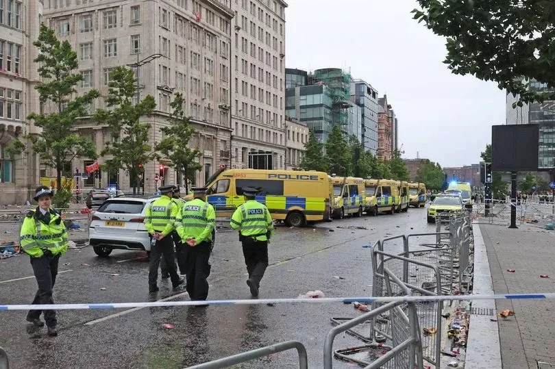 La Policía de Merseyside confirmó la detención de un hombre británico de 53 años, quien conducía el vehículo implicado. Las autoridades señalaron que, por el momento, el incidente no está siendo tratado como un acto terrorista, lo que reduce la posibilidad de un ataque premeditado con motivaciones ideológicas o políticas - Foto: Liverpool Echo