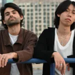 “Bowery Street” fusiona la producción elegante y nostálgica de Yilon con la esencia folk y emotiva que caracteriza a Pio. Juntos, presentan una mirada íntima al desamor, desde la voz de quien se queda esperando - Foto: Pio Perilla
