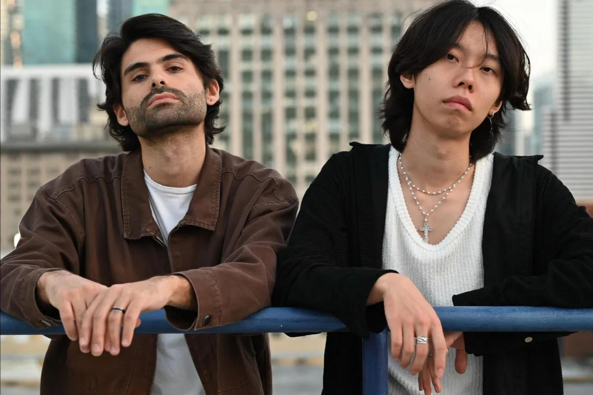 “Bowery Street” fusiona la producción elegante y nostálgica de Yilon con la esencia folk y emotiva que caracteriza a Pio. Juntos, presentan una mirada íntima al desamor, desde la voz de quien se queda esperando - Foto: Pio Perilla